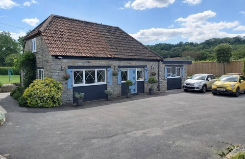 Compton Dundon Cabaña | Somerset, detached cottage, large enclosed garden, outdoor dining, pet friendly!