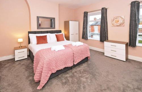 Crewe Casa | Somerville House by YourStays - 4 Bedroom House in Crewe