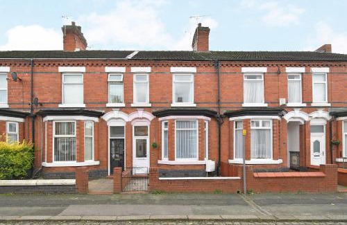 Crewe Casa | Somerville House by YourStays - 4 Bedroom House in Crewe