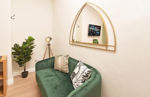 Crewe Casa | Somerville House by YourStays - 4 Bedroom House in Crewe