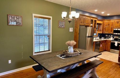 Gatlinburg - Pigeon Forge Casa | Son of a Gun Cabin Hot Tub near Gatlinburg