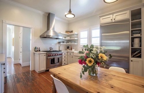 Geyserville Casa | Remodelado Sonoma County Landmark con piscina y jacuzzi. Camine a Geyserville.
