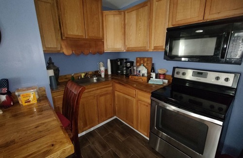 Conover Cabina | Soothing cabin with AC and a hot tub in charming Conover