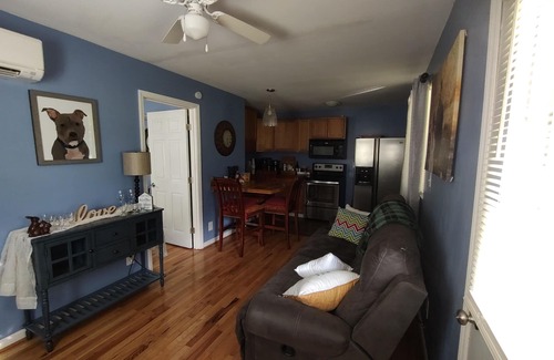 Conover Cabina | Soothing cabin with AC and a hot tub in charming Conover