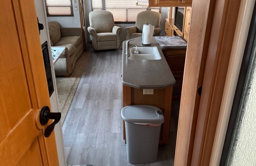 Largo Casa | Soothing RV with AC in Largo