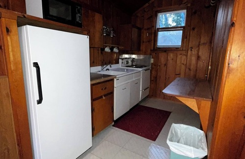 Rapid City Apartamento | Soothing studio cabin on beautiful Torch River for a relaxing getaway
