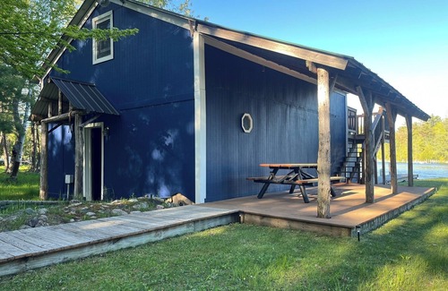 Rapid City Apartamento | Soothing studio cabin on beautiful Torch River for a relaxing getaway