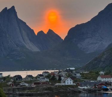 Sørvagen Casa | Sophiehuset- Cozy oceanview home