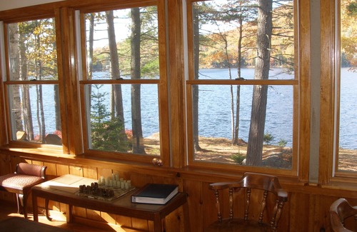 Bryant Pond Casa | Concord Pond Waterfront Retreat, campamento fuera de la red pero con el lujo de un hogar