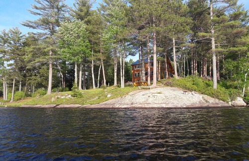 Bryant Pond Casa | Concord Pond Waterfront Retreat, campamento fuera de la red pero con el lujo de un hogar