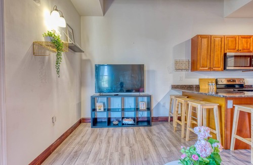 West Poplar Apartamento | Sosuite 2BR Apt w Balcony W D Gym On-site Bar