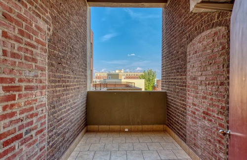 West Poplar Apartamento | Sosuite 2BR Apt w Balcony W D Gym On-site Bar