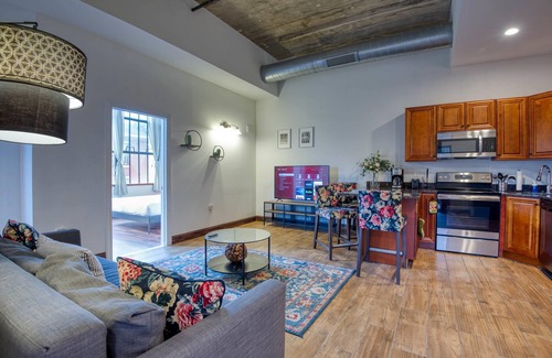 West Poplar Apartamento | Sosuite 2BR Apt w Balcony W D Gym On-site Bar