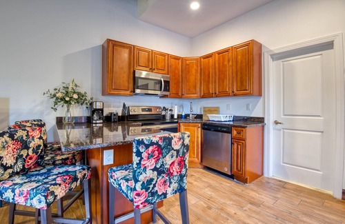 West Poplar Apartamento | Sosuite 2BR Apt w Balcony W D Gym On-site Bar