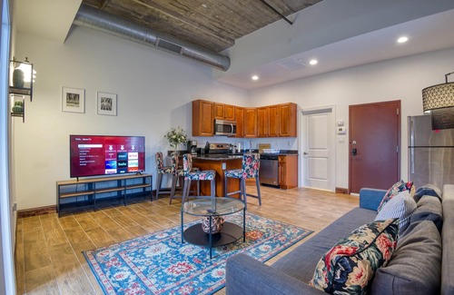 West Poplar Apartamento | Sosuite 2BR Apt w Balcony W D Gym On-site Bar