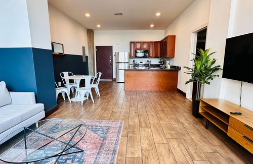 West Poplar Apartamento | Sosuite 2BR Apt w Balcony W D Gym On-site Bar