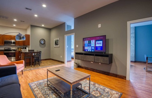 West Poplar Apartamento | Sosuite 2BR Apt w W D Gym On-site Restaurant