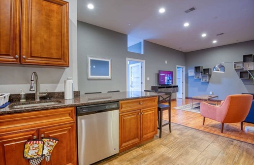 West Poplar Apartamento | Sosuite 2BR Apt w W D Gym On-site Restaurant