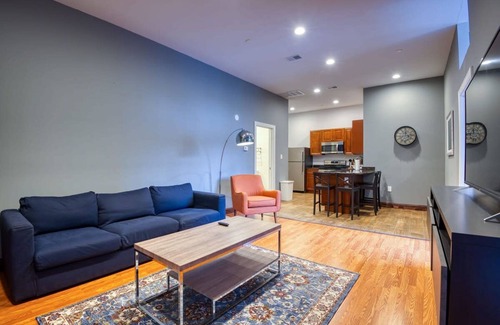 West Poplar Apartamento | Sosuite 2BR Apt w W D Gym On-site Restaurant