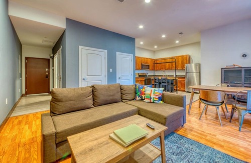 West Poplar Apartamento | Sosuite 2BR Apt w W D Gym On-site Restaurant