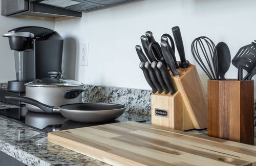 West Poplar Apartamento | Sosuite 2BR Apt w W D Gym On-site Restaurant