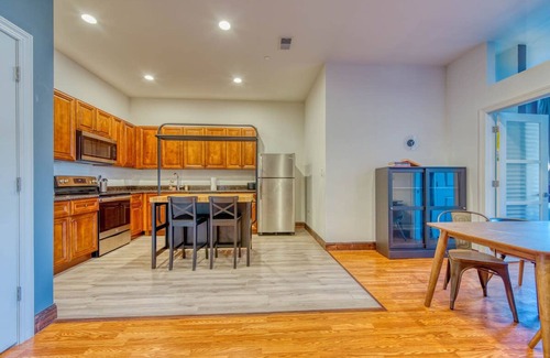 West Poplar Apartamento | Sosuite 2BR Apt w W D Gym On-site Restaurant