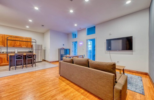 West Poplar Apartamento | Sosuite 2BR Apt w W D Gym On-site Restaurant