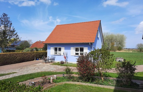 Pruchten Casa | En el pequeño Puerto con vista al agua y Praderas de Bodden, amorosamente diseñadas
