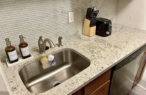 DeBaliviere Place Apartamento | Soulful & Central 2/2 w Pool- Bordering Forest Prk