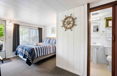 East Jordan Casa | 🌼 South Arm Retreats Motel: Lake View Standard Room ➠ Unit 2