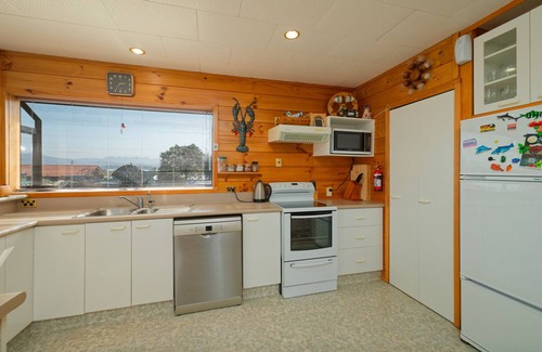 South Bay Casa | South Bay | Great View | Classic Kiwi Bach - KK922