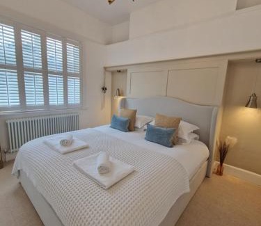 Boscombe Apartamento | South Coast Beach Holiday Home-3 BED-GF-Sleeps 6-Free Parking-Walk to Beach-Private Garden- Families-Professional Groups-Contractors WELCOME