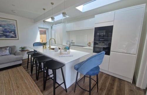 Boscombe Apartamento | South Coast Beach Holiday Home-3 BED-GF-Sleeps 6-Free Parking-Walk to Beach-Private Garden- Families-Professional Groups-Contractors WELCOME