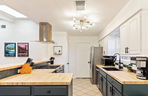 East Congress Casa | South Congress, Pool Table, King Beds | Portoro