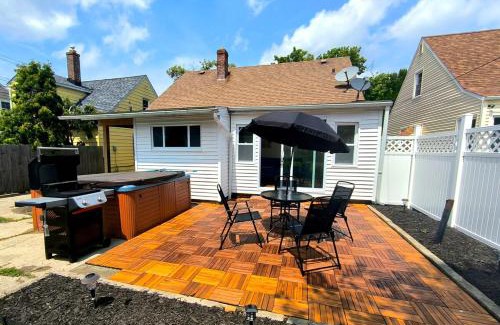 South Euclid Casa | South Euclid 4BR Luxe Escape with Hot Tub and BBQ