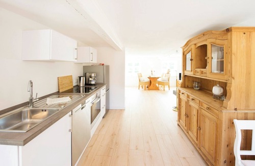 Hasselberg Apartamento | Idílica casa de campo con techo de paja con un gran jardín