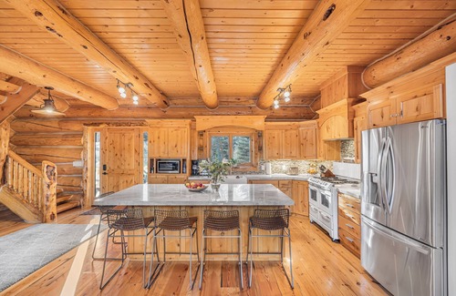 Swan Valley Cabina | South Fork Retreat. Private Luxury 6-bedroom cabin w/AC and Private pond.