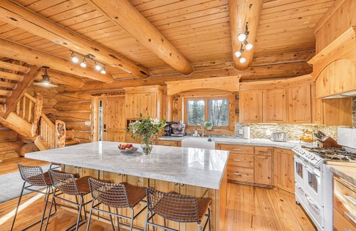 Swan Valley Cabina | South Fork Retreat. Private Luxury 6-bedroom cabin w/AC and Private pond.