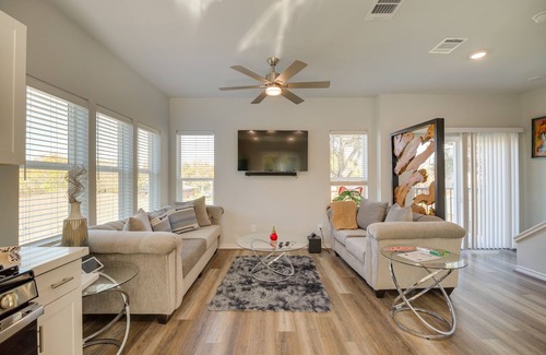 South Houston Casa | South Houston Townhome w/ Patio & Gas Grill!