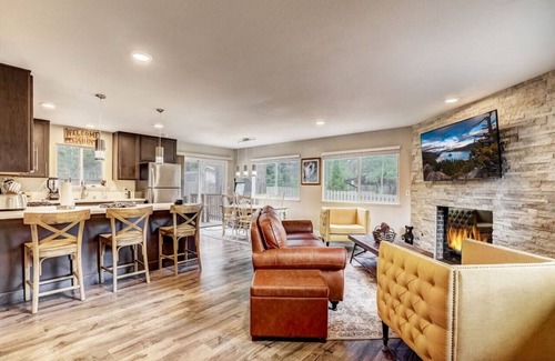 North Upper Truckee Casa | South Lake Tahoe Romantic Getaway + Hot Tub + Pets