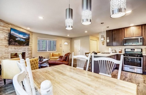 North Upper Truckee Casa | South Lake Tahoe Romantic Getaway + Hot Tub + Pets