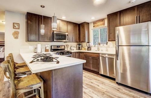 North Upper Truckee Casa | South Lake Tahoe Romantic Getaway + Hot Tub + Pets