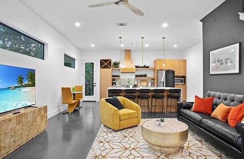 South Lamar Apartamento | South Lamar Luxe Creekside Retreat with POOL