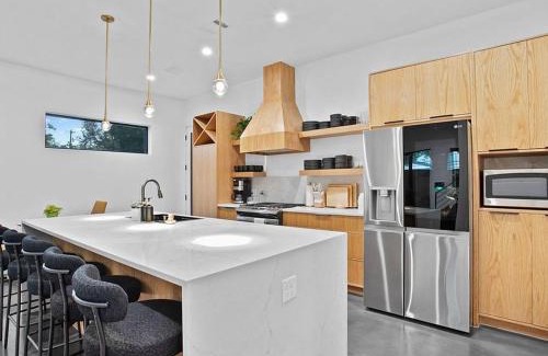 South Lamar Apartamento | South Lamar Luxe Creekside Retreat with POOL