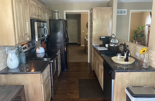 Overland Park Casa | South OP, 4 BDRM, Game Room, 85" TV