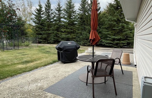 Sherwood Park Villa | South Park secluded private getaway