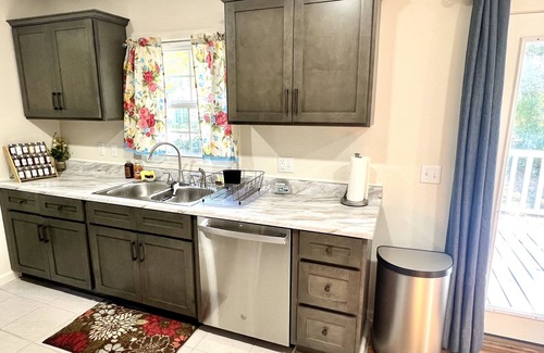 Laurel Casa | Southern Charm 2 - July -August Summer Sale!! 7 Mins to Downtown!