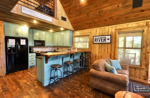 Glenwood Casa | Southern Grace on the Caddo - on the RIVER! with HOT TUB!