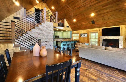 Glenwood Casa | Southern Grace on the Caddo - on the RIVER! with HOT TUB!