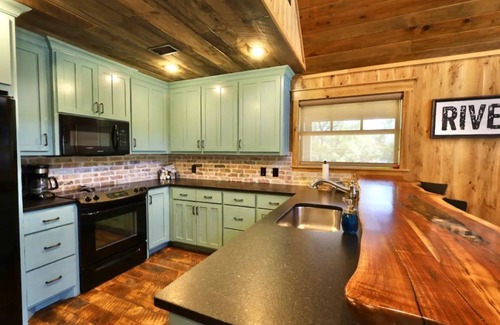 Glenwood Casa | Southern Grace on the Caddo - on the RIVER! with HOT TUB!